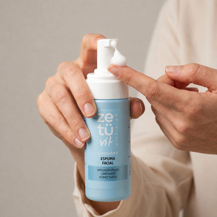 Manos de una persona aplicando espuma facial en la punta del dedo indice